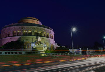 Vivekananda House lungo una strada tranquilla con luci che brillano sull'edificio.