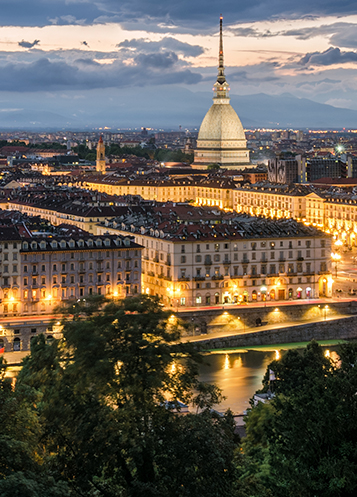 Vista notturna dello skyline di Torino con la Mole Antonelliana.