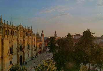 Um edifício histórico rodeado por árvores grandes