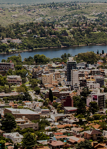 Vista aérea de prédios e das ágauyas do rio em Córdoba, Argentina