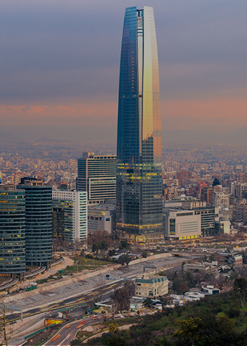 Vista do perfil do arranha-céu Gran Torre Santiago no Chile