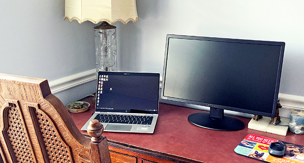 Desk_Banner_621w Laura B's remote workspace